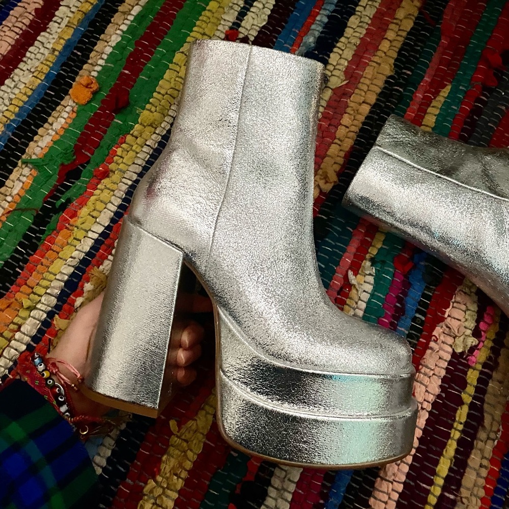 Steve Madden Cobra Silver 7.5 platform boots